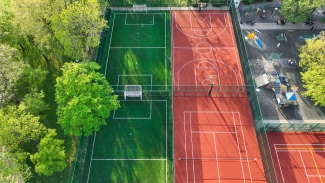 În Parcul Marin Preda, se află 2 terenuri de fotbal, 2 de tenis și unul de baschet