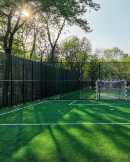 În Parcul Marin Preda, se află 2 terenuri de fotbal, 2 de tenis și unul de baschet